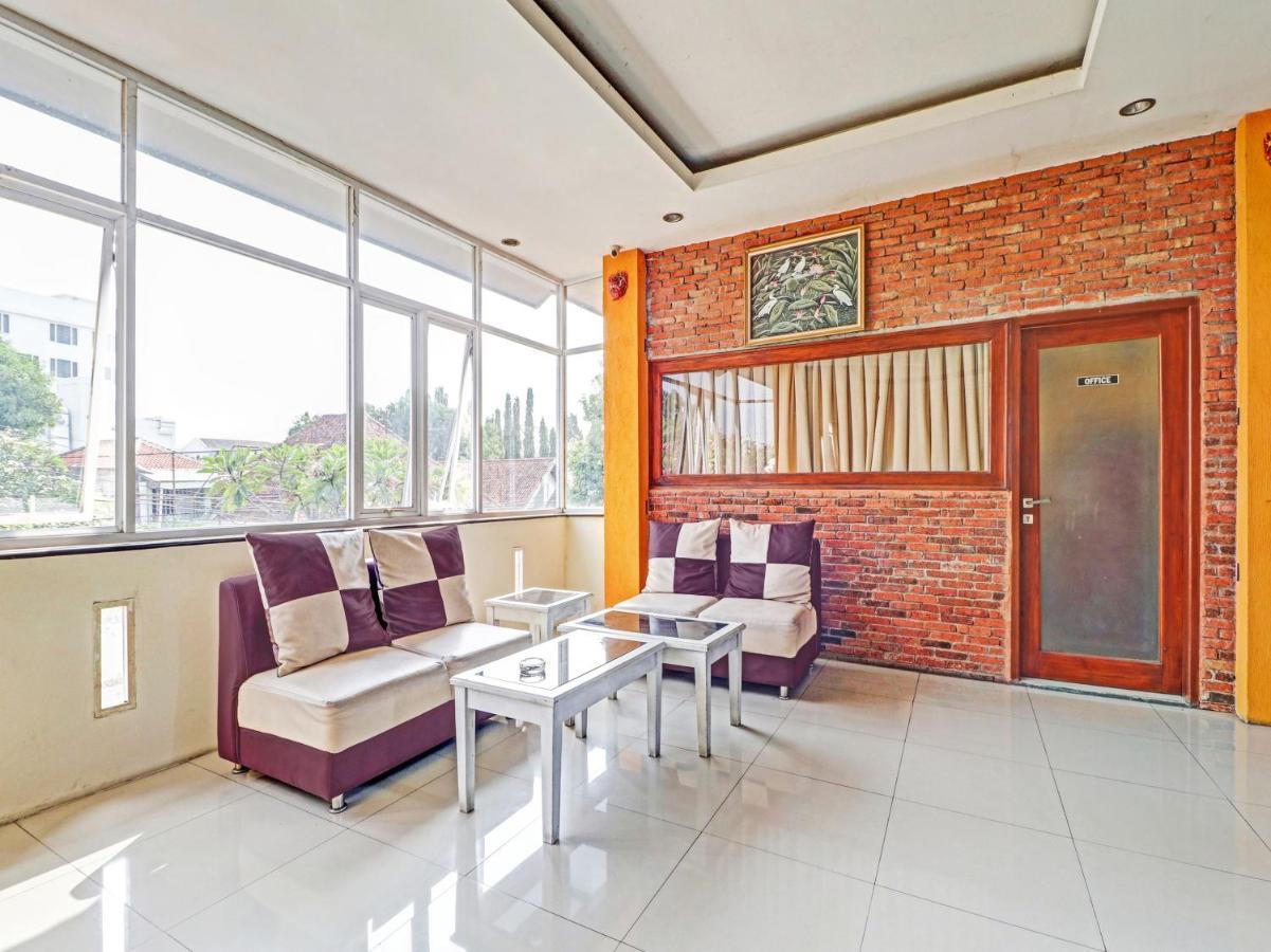 Oyo 90408 Hotel Horton Cirebon Exteriör bild